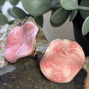 Vintage Avon Soft Pink White Marbled Swirl Clip Earrings Gold Tone 1” Signed Mod